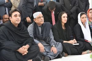 بلال بوتو زرداری همراه با پدرش آصف علی زرداری و خواهرش در مراسم ختم ترور بی نظیر بوتو.jpg